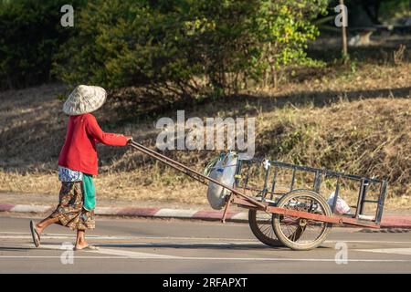 Unbekannte Frau auf dem Markt in Pakse, Laos. Stockfoto