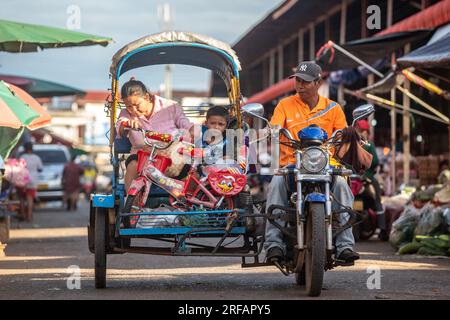 Pakse, Laos, 24. November 2017: Menschen auf dem lokalen Markt in Pakse, Laos am 24. November 2017. Stockfoto