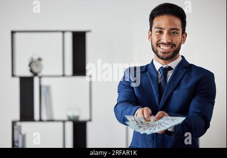 Porträt, Geschäftsmann und Geld sind Fan von Finanzen, Handelsrechnungen oder Investitionsbelohnung finanzieller Freiheit. Glücklicher asiatischer Händler, Sparer oder Stockfoto