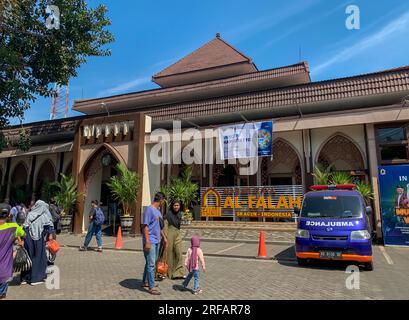 Sragen, Indonesien - 30. Juli 2023: Masjid Raya Al-Falah Sragen, eine moderne und professionell geführte Moschee in Sragen City, Zentraljava, Indonesien Stockfoto