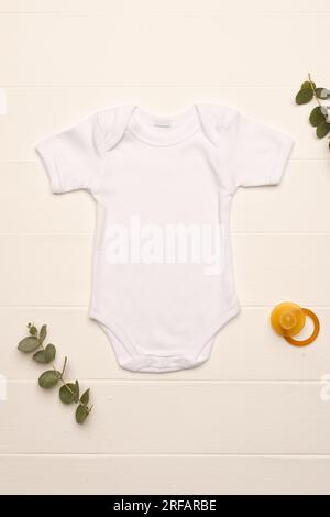 Flach liegend mit weißem Baby Grow und Dummy mit Kopierbereich auf weißem Hintergrund Stockfoto