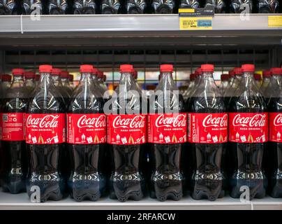 Yogyakarta, Indonesien - 29. Juli 2023: Verschiedene alkoholfreie Getränke, mit Produkten verschiedener Marken in Flaschen in den Regalen eines Supermarkts, Stockfoto