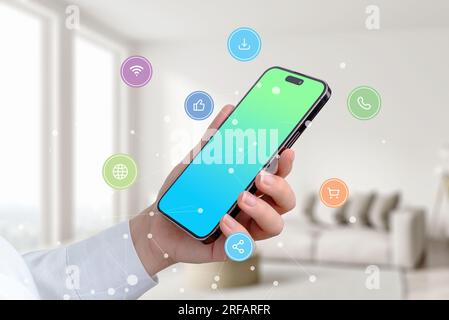 Telefon in Frauenhand umgeben von berühmten Symbolen für Social-Media-Apps und Concept-Network-Knoten Stockfoto