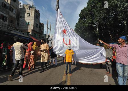 Ashura fällt auf den zehnten Tag des islamischen Monats Muharram und gehört zu den am häufigsten und intensivsten gefeierten Feiertagen in muslimischen Ländern. Das Datum variiert und wird im Gregorianischen Kalender in der Regel jedes Jahr 11 Tage früher angegeben. Insbesondere schiitische Moslems beobachten Ashura in Bangladesch. Dhaka, Bangladesch. Stockfoto