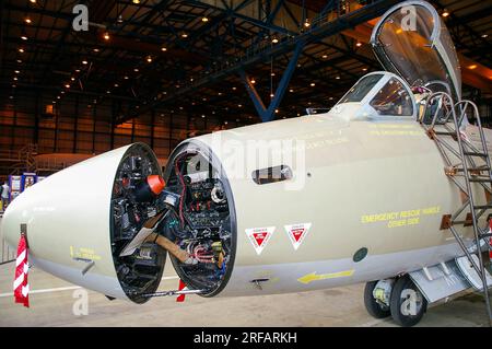 RAF Short Canberra PR9 XH135 klassisches Düsenflugzeug auf der RAF Waddington Airshow, kurz vor dem Ruhestand. Zugang zur Navigatornase offen Stockfoto