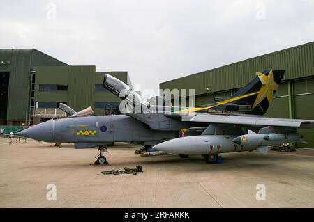 Panavia Tornado GR4 Kampfflugzeug ZA564 aus 31 Geschwader Sportart Goldstars-Kunstwerk zum 90. Jahrestag auf seinem Schwanz. Auf der RAF Waddington Airshow Stockfoto