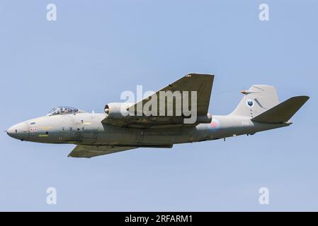 RAF English Electric Canberra PR9 klassisches Düsenflugzeug im blauen Himmel. Shorts bauten Canberra PR9 XH131 Spionageflugzeug, Fotoaufklärungsflugzeug Stockfoto