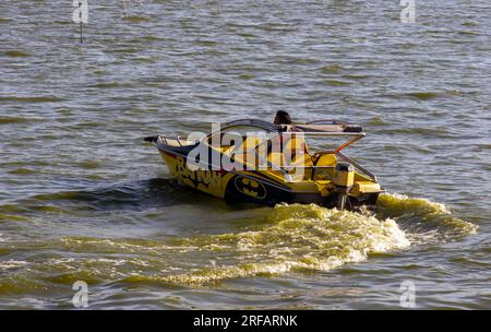 Klaten, Indonesien - 30. Juli 2023: Ein kleines Schnellboot im Rowo Jombor See in Klaten, Indonesien Stockfoto