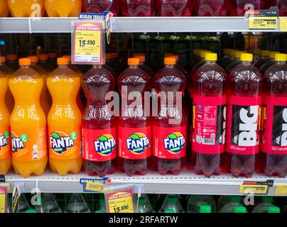 Yogyakarta, Indonesien - 29. Juli 2023: Verschiedene alkoholfreie Getränke, mit Produkten verschiedener Marken in Flaschen in den Regalen eines Supermarkts, Stockfoto