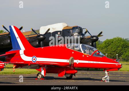 British Aerospace Hawk T1A Jet-Flugzeug XX253 der Roten Pfeile parkt in Biggin Hill, Kent, UK, bereit zur Ausstellung. Flugzeuge wurden 2010 über Kreta beschädigt Stockfoto