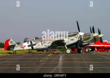 Hispano HA-1112 Buchon G-BWUE in Messerschmitt Me109, Farben der Luftwaffe-Kampfflugzeuge. Gekennzeichnet als Hauptmann Werner Schroer's Bf 109G-2/trop 'Red 1' Stockfoto