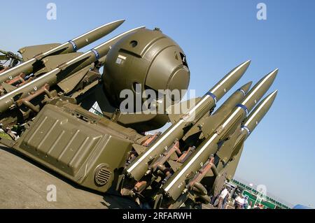 Rapier-Boden-Luft-Rakete für die britische Armee in Biggin Hill, Kent, Großbritannien. Raketensystem in Sichtweite. Stockfoto