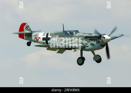 Hispano HA-1112 Buchon G-BWUE in Messerschmitt Me109, Farben der Luftwaffe-Kampfflugzeuge. Gekennzeichnet als Hauptmann Werner Schroer's Bf 109G-2/trop 'Red 1' Stockfoto