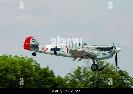 Hispano HA-1112 Buchon G-BWUE in Messerschmitt Me109, Farben der Luftwaffe-Kampfflugzeuge. Gekennzeichnet als Hauptmann Werner Schroer's Bf 109G-2/trop 'Red 1' Stockfoto