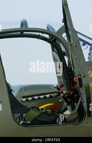 Das einzigartige Cockpit-Türsystem des Bell P-39 Airacobra aus dem Zweiten Weltkrieg auf der Duxford Airshow. Flugsteuerung Stockfoto