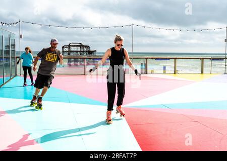 August 1. 2023: Start der Brighton Skate Crew auf der Roller Rink auf der Brighton i360 Brighton East Sussex, Großbritannien. Foto ©Julia Claxton Stockfoto