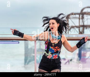 August 1. 2023: Start der Brighton Skate Crew auf der Roller Rink auf der Brighton i360 Brighton East Sussex, Großbritannien. Foto ©Julia Claxton Stockfoto
