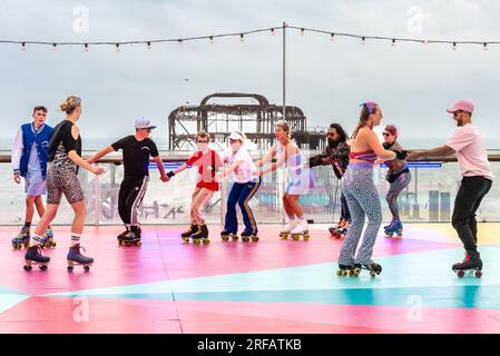 August 1. 2023 Brighton Skate Crew beim Start der Roller Rink in Brighton i360 Brighton East Sussex, Großbritannien. Foto ©Julia Claxton Stockfoto