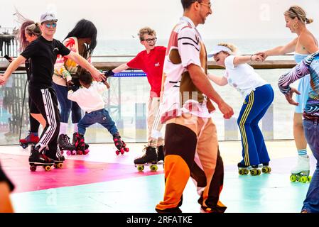 August 1. 2023: Start der Brighton Skate Crew auf der Roller Rink auf der Brighton i360 Brighton East Sussex, Großbritannien. Foto ©Julia Claxton Stockfoto