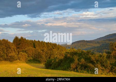 Sonnenuntergang in den Bergen, warmes Licht Stockfoto