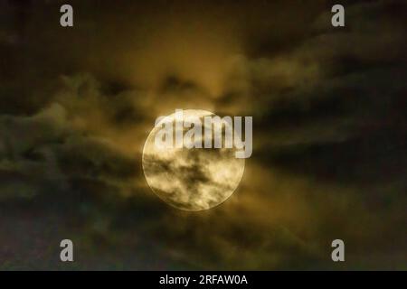 Los Angeles, Usa. 01. Aug. 2023. Ein Supermond ist hinter den Wolken über dem Himmel zu sehen. Der Sturgeon-Mond ist der zweite von vier supermonden, die 2023 erscheinen. Kredit: SOPA Images Limited/Alamy Live News Stockfoto