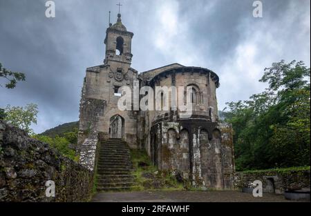 Kloster San Juan de Caveiro an einem bewölkten Tag, Parque Natural de las fraguas del Eume in A Corua, Galicien, Spanien Stockfoto