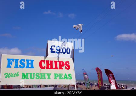 England, East Sussex, Brighton, ein Fast Food-Outlet an der Strandpromenade mit vielen Sommertouristen. Stockfoto