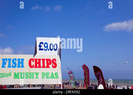 England, East Sussex, Brighton, ein Fast Food-Outlet an der Strandpromenade mit vielen Sommertouristen. Stockfoto