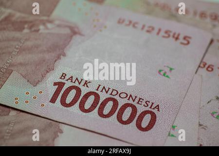 100.000 Rupiah in der indonesischen Rupiah-Währung als gesetzliches Zahlungsmittel Stockfoto