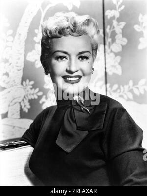 BETTY GRABLE Portrait in DER FRAGE, WIE MAN Einen MILLIONÄR 1953 Regisseur JEAN NEGULESCO-Kostüm-Design Travilla Twenty Century Fox HEIRATET Stockfoto