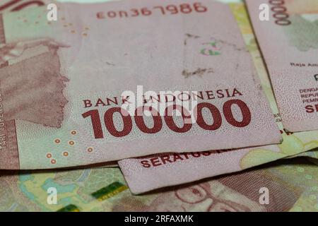 100.000 Rupiah in der indonesischen Rupiah-Währung als gesetzliches Zahlungsmittel Stockfoto