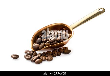 Löffel Kaffeebohnen auf weißem Hintergrund. Kaffeebohnen in Löffel isoliert. Stockfoto