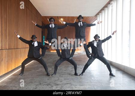 Edinburgh. Schottland, Großbritannien. 2. Aug. 2023. Darsteller der Black Blues Brothers traten vor ihrer Show in Edinburgh Fringe The Black Blues Brothers, Assembly Rooms, 3. - 27. August, 15:05, außerhalb der Edinburgh University auf. Bildnachweis: Pako Mera/Alamy Live News Stockfoto