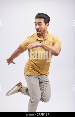 Tanz, Bewegung und Mensch im Studio für Freiheit, Energie und Leistung auf weißem Hintergrund. Kreativ, ausgeglichen und glücklich, selbstbewusst und isoliert Stockfoto