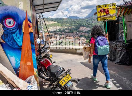 Medellin, Kolumbien. 01. Aug. 2023. Ein Verkäufer mit einem Schild in der Nähe von Comuna 13 in Medellin. In der Vergangenheit war Comuna 13 eine der gefährlichsten und gewalttätigsten Gegenden in Medellin, heute ist es ein florierendes Viertel, berühmt für seine vielen Wandbilder, Graffiti-Künstler und Musik. Kredit: SOPA Images Limited/Alamy Live News Stockfoto