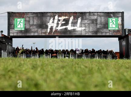 Wacken, Deutschland. 02. Aug. 2023. An einem der Eingänge warten Fans aus Metall auf die Eröffnung des Festivalgeländes. Das Wacken Open-Air (WOA) vom 2. Bis 5. August gilt als das größte Heavy-Metal-Festival der Welt und ist mit 85.000 Besuchern ausverkauft. Kredit: Christian Charisius/dpa/Alamy Live News Stockfoto