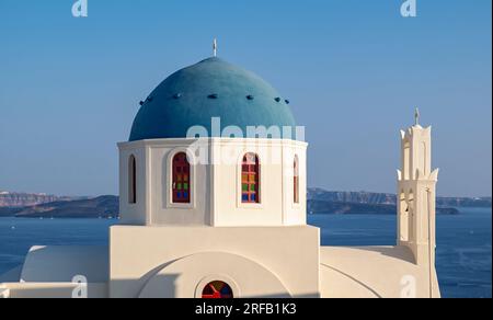 Nahaufnahme der blauen Kuppel der weiß getünchten Kirche, Ia (Oia), Santorin, Griechenland Stockfoto