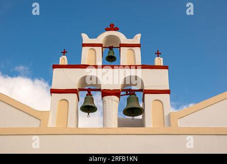 Glockenturm der griechisch-orthodoxen Kirche der Präsentation der Mutter Gottes, Ia (Oia), Santorin, Griechenland Stockfoto