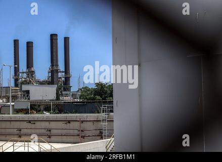 Gaza, Palästina. 02. Aug. 2023. Allgemeiner Überblick über das einzige Kraftwerk im Zentrum des Gazastreifens wurde angekündigt, dass der vierte Generator des Kraftwerks mit einem Zuschuss Katars bis nächsten September in Betrieb gehen wird. Angesichts der hohen Temperaturen hält die Stromversorgungskrise an und ist in diesem Jahr die höchste Rate. Kredit: SOPA Images Limited/Alamy Live News Stockfoto