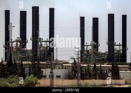 Gaza, Palästina. 02. Aug. 2023. Allgemeiner Überblick über das einzige Kraftwerk im Zentrum des Gazastreifens wurde angekündigt, dass der vierte Generator des Kraftwerks mit einem Zuschuss Katars bis nächsten September in Betrieb gehen wird. Angesichts der hohen Temperaturen hält die Stromversorgungskrise an und ist in diesem Jahr die höchste Rate. Kredit: SOPA Images Limited/Alamy Live News Stockfoto