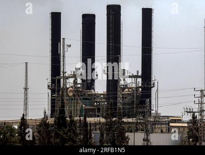 Gaza, Palästina. 02. Aug. 2023. Allgemeiner Überblick über das einzige Kraftwerk im Zentrum des Gazastreifens wurde angekündigt, dass der vierte Generator des Kraftwerks mit einem Zuschuss Katars bis nächsten September in Betrieb gehen wird. Angesichts der hohen Temperaturen hält die Stromversorgungskrise an und ist in diesem Jahr die höchste Rate. (Foto: Yousef Masoud/SOPA Images/Sipa USA) Guthaben: SIPA USA/Alamy Live News Stockfoto