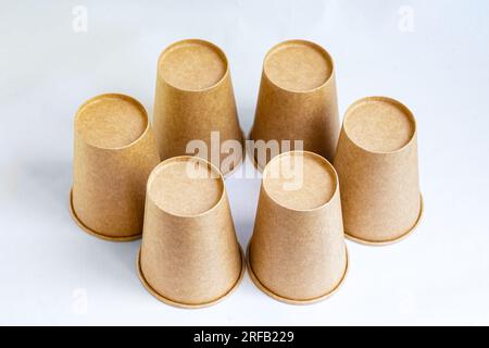 Stapel Papierbecher. Sechs Einweg-Papierbecher aus Kraftpapier aus Karton Stockfoto