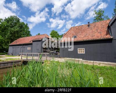 Die Wassermühle aus dem 17. Jahrhundert in Kollen am Bach kleine Dommel, berühmt für ihre Malerei von Vincent van Gogh. Eindhoven, Nordbrabant, Niederlande. Stockfoto