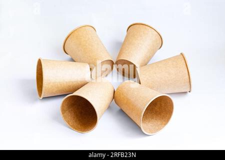 Stapel Papierbecher. Sechs Einweg-Papierbecher aus Kraftpapier aus Karton Stockfoto