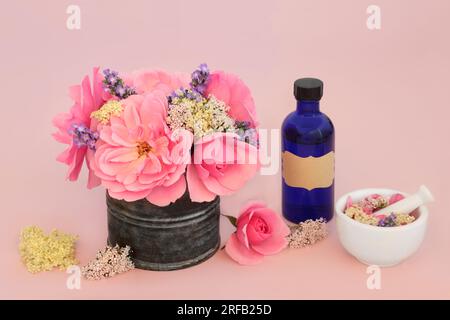 Beruhigende Adaptogenblüten Wildblumen und Kräuter, die in der natürlichen Kräutermedizin mit Rosen-, Baldrian-, Älteren- und Lavendelflora verwendet werden. Alternative Remed Stockfoto