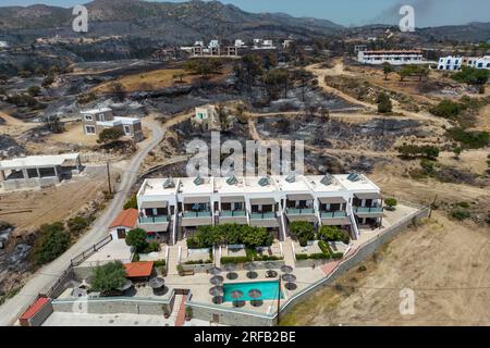 Gennadi, Griechenland. 27. Juli 2023. Luftfotos aus dem Dorf Gennadi zeigen die Spuren des Feuers in Grienland. Kredit: Christoph Reichwein/dpa/Alamy Live News Stockfoto