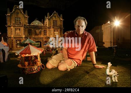 Porträt von Nick Park, dem Schöpfer der animierten Figuren „Wallace and Grommit“, vor einer Kulisse aus seinem Film „Wallace and Grommit, der Fluch des Werhasen“ in seinen Aardman-Studios in Bristol, Großbritannien. Stockfoto