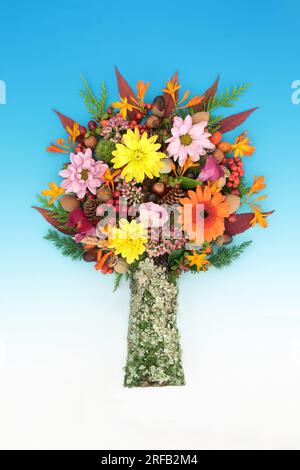 Surreale Natur Thanksgiving Herbstbaumform mit Blättern, Blumen, Beerenfrüchten, Nüssen auf verlaufsblauem Hintergrund. Stockfoto