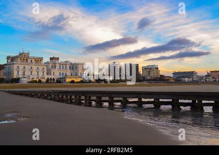 Lido di Jesolo, Veneto, Italien-Februar 9. 2015: Strand und Hotels von Lido di Jesolo, beleuchtet von den ersten Sonnenstrahlen - beliebtes Resort an der Adria in der Nähe von Venedig Stockfoto