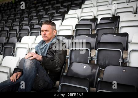 Porträt von Dale Vince, Gründer von Ecotricity, Stroud und Vorsitzender des Forest Green Rovers Football Club, hier auf dem Fußballplatz abgebildet. Stockfoto